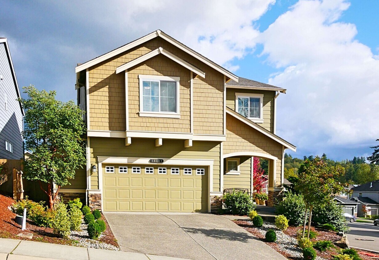 Primary Photo - 4 Bed 2.5 Bath in Kenmore for Rent!