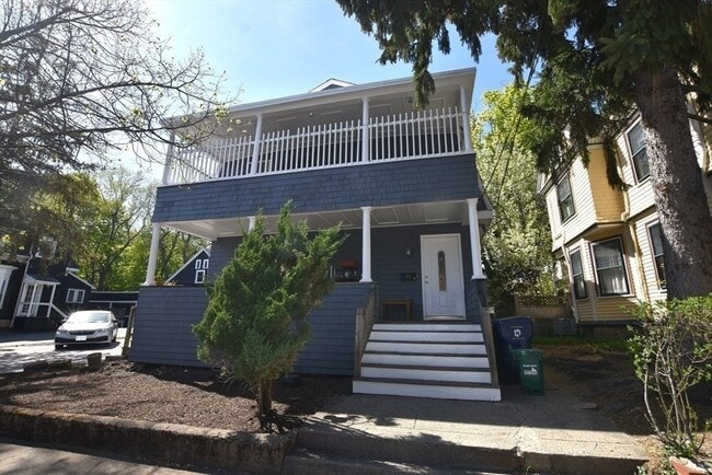 Building Photo - 87 Floral St