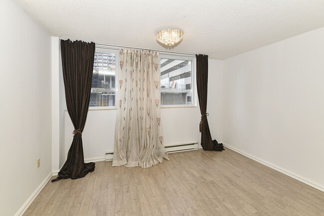 Photo du bâtiment - 360 Bloor St E