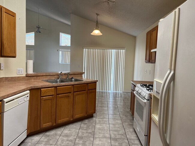 Building Photo - 2 Story Home. 3bed/3bath home/bonus room