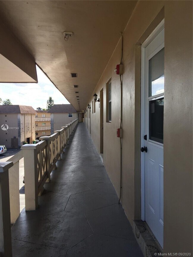 Foto del edificio - 5021 W Oakland Park Blvd