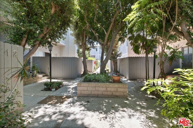 Foto del edificio - 2112 Warfield Ave