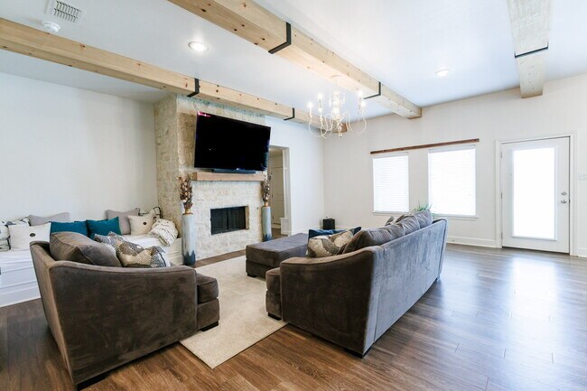 Foto del edificio - Luxury 4-Bedroom, 3-Bathroom Home in Kelse...