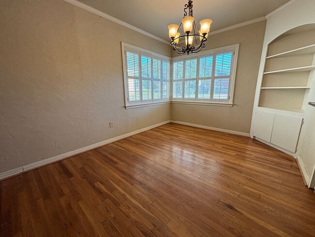 Building Photo - Spacious 3/2 in Tech Terrace with a Spacio...