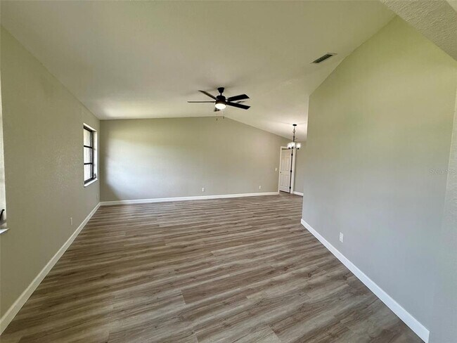 Foto del edificio - 25484 Terrain Ln