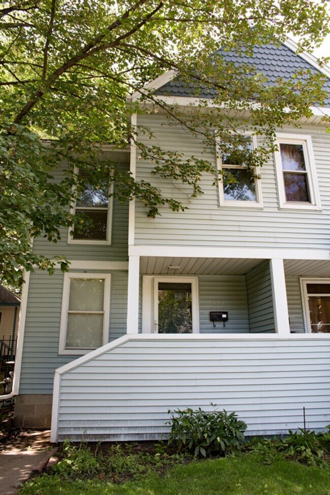 Building Photo - 3 Bedroom Town-home Unit Close by The U of M! Available September 2026