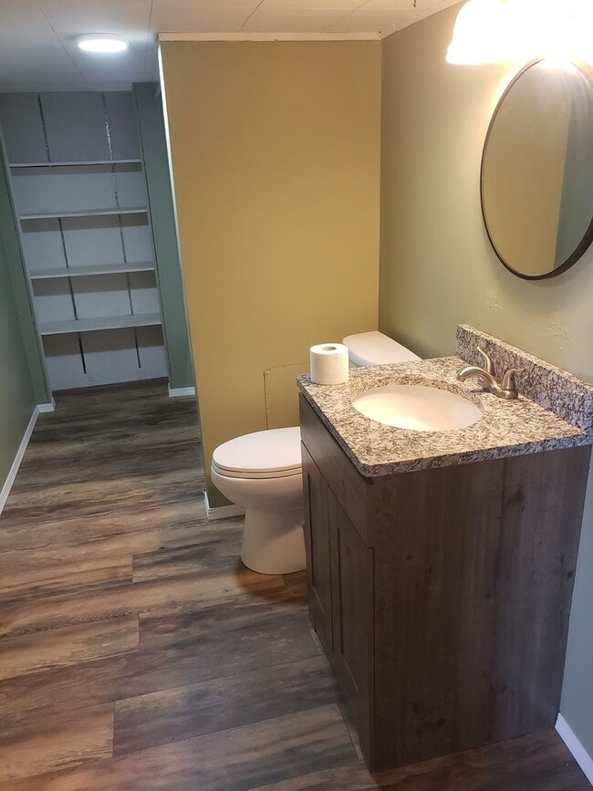 Building Photo - 2- Bedroom, 1- Bath Upper Unit in Hillsboro