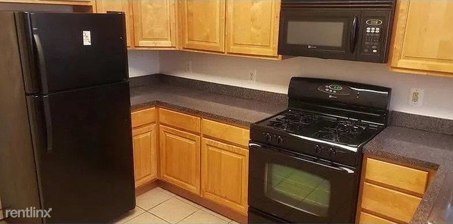 Building Photo - 5 br, 3.5 bath Townhome - 1725 McCulloh St