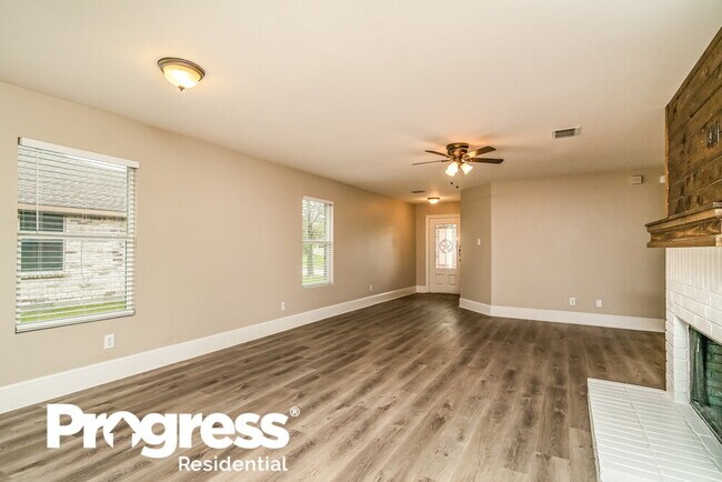 Building Photo - 2811 Meadow Bluff Dr