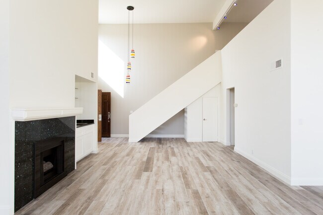Building Photo - 4250 Via Dolce
