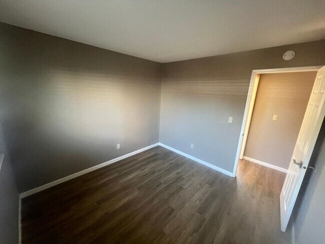 Building Photo - 3421 Serpentine Dr