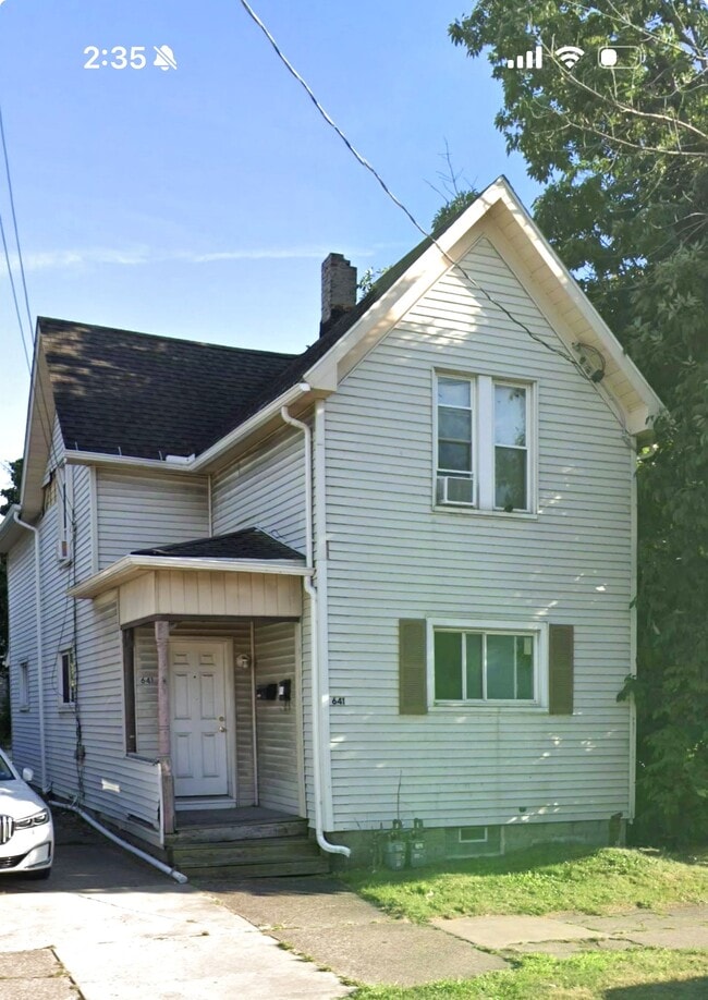 Building Photo - 641 E 12th St