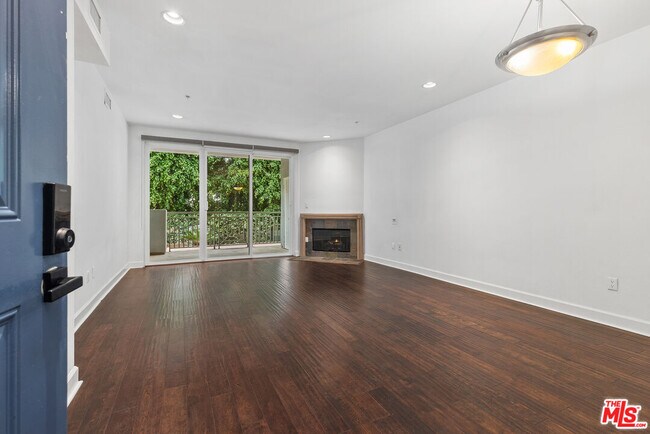 Foto del edificio - 6038 Carlton Way
