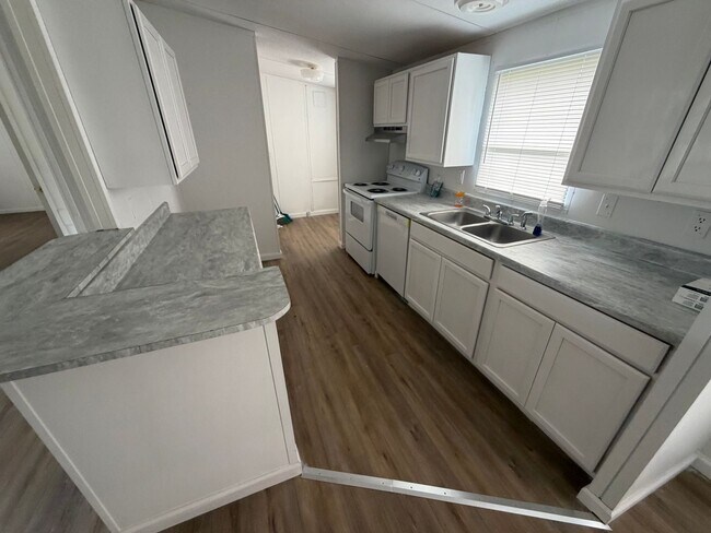 Building Photo - 3 Bed/2 Bath Mobile Home