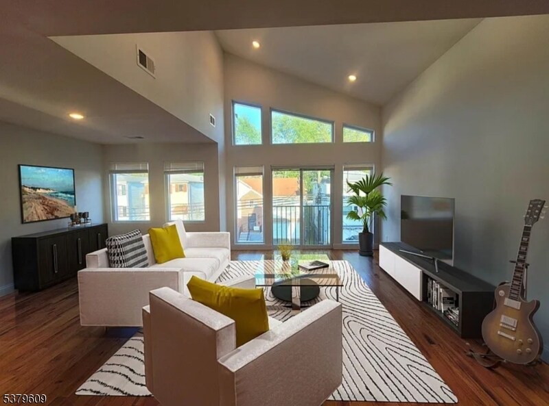 Foto principal - 129 Brookdale Ave