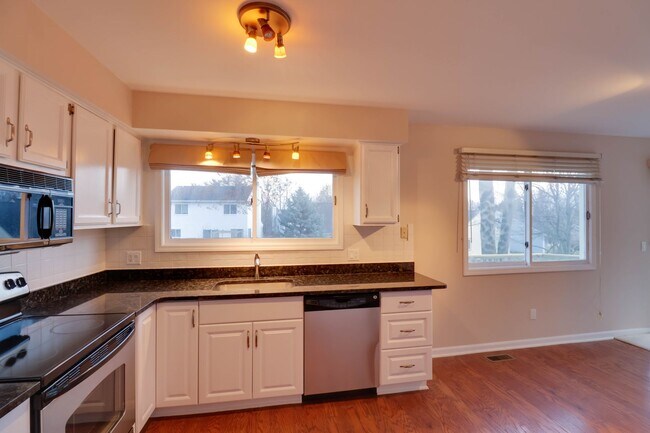 Foto del edificio - Rochester Hills 3 Bedroom Detached Condo