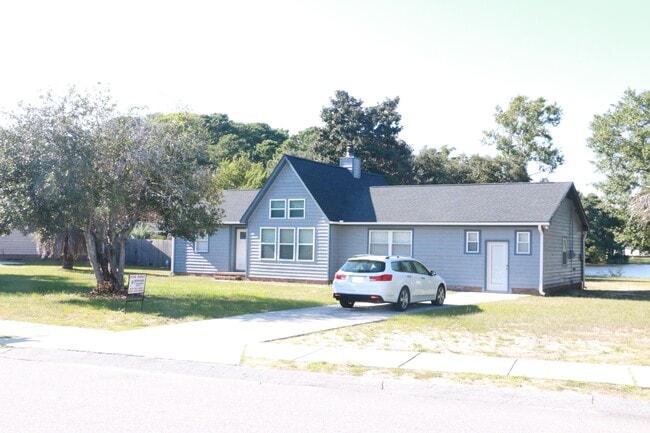 Building Photo - 814 Lorraine Dr