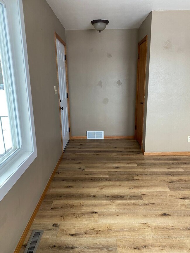 Foto del edificio - 5 bedroom/ 2 bath home within walking distance to BSU