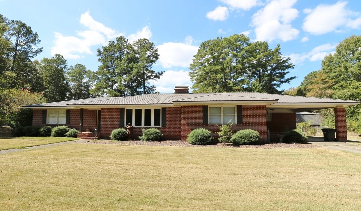 Primary Photo - Large Pell City Home