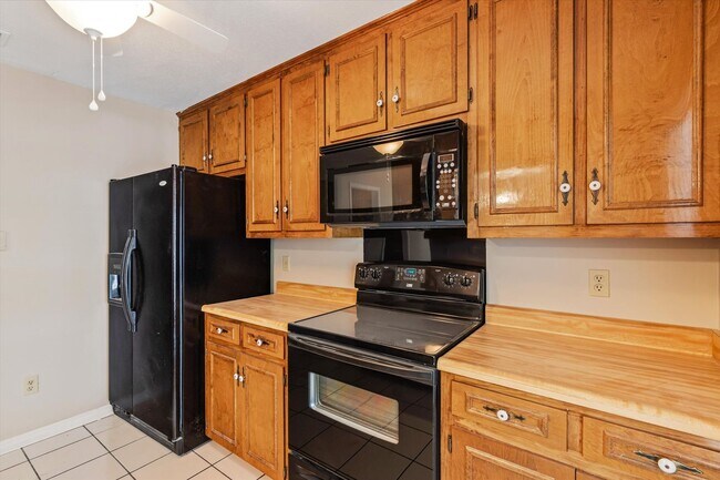 Foto del edificio - 270 Hillcrest Rd