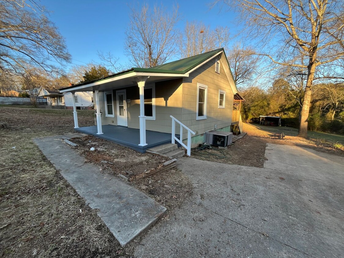 Primary Photo - 3 Bed 2 Bath Home