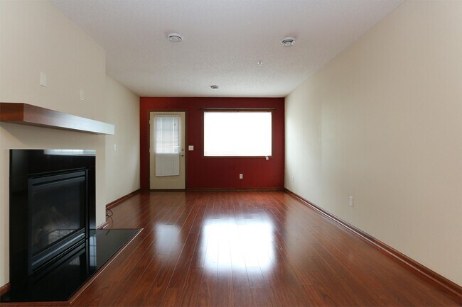 Building Photo - 16314 Elm Creek Ln