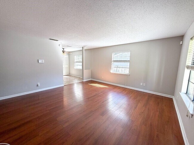 Foto del edificio - 817 Timbers Dr