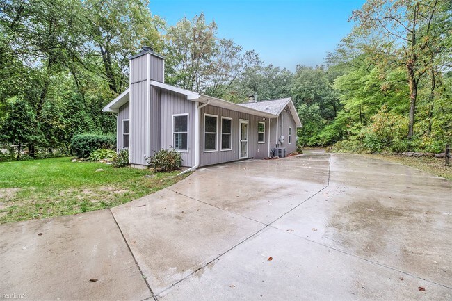Building Photo - 2 br, 1.5 bath House - 32 Pine Rd