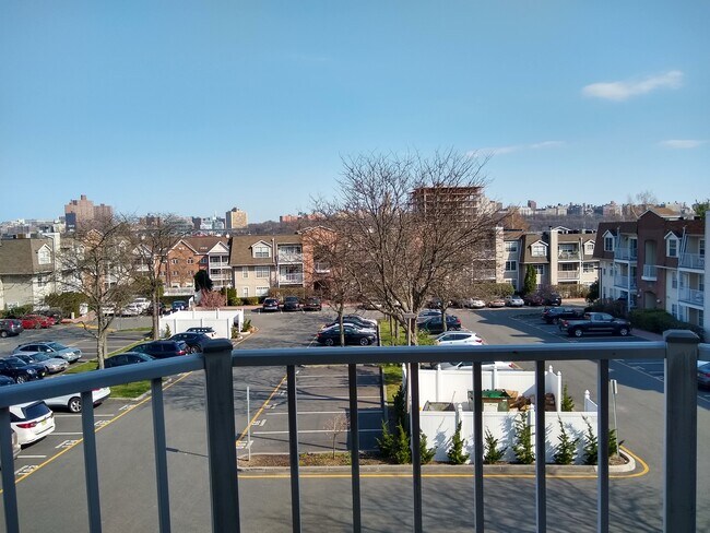 onsite parking lot view - 400 Crown Ct
