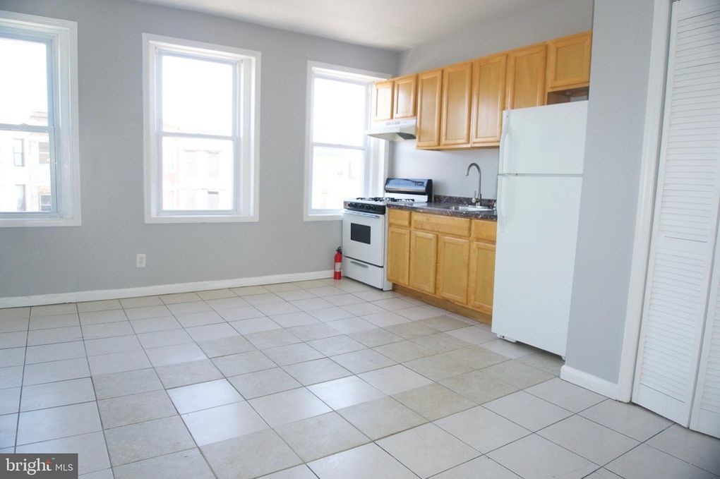 Kitchen/Living Room - 1211 W North Ave