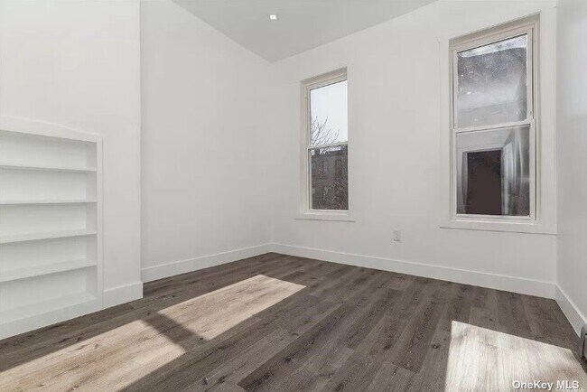 Building Photo - 32 Covert St