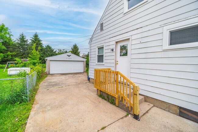 Foto del edificio - Charming Cape Cod Home in North Linden — 3...
