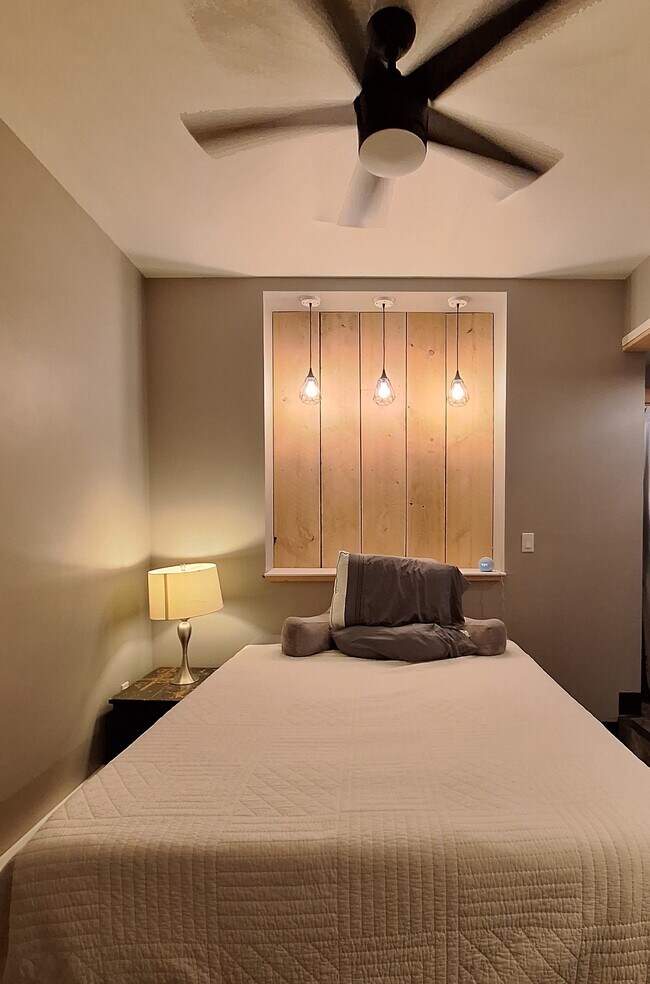 Stylish 1 bedroom with ceiling fan - 208 W Broadway St
