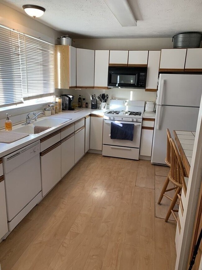 Foto del edificio - SINGLE FAMILY HOME IN BEAUTIFUL QUIET QUAI...