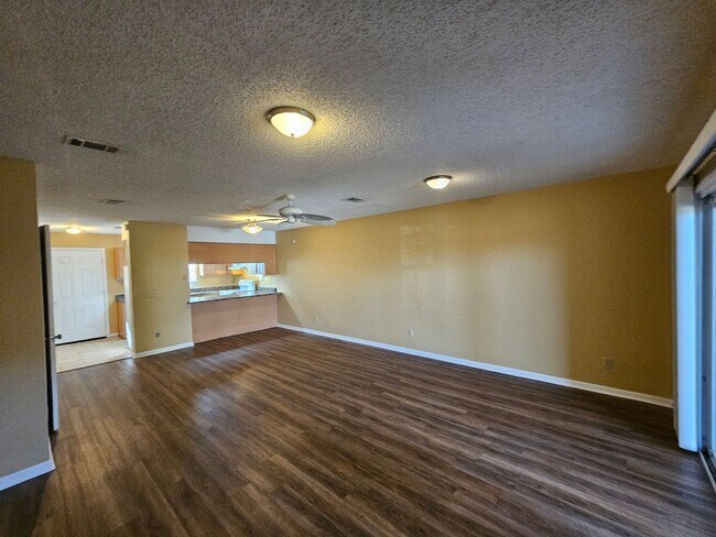 Foto del edificio - Charming 2-Bed, 2.5-Bath Townhome in the Highly Sought-After Landings at Lake Caroline! *1/2 OFF ...