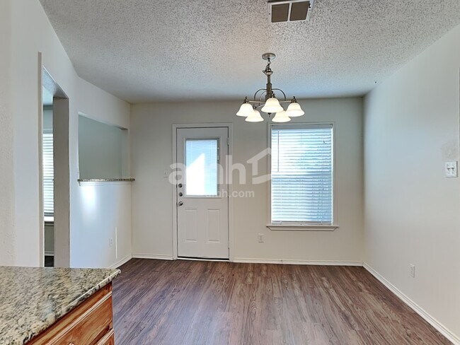 Foto del edificio - 1699 Wildrose Dr