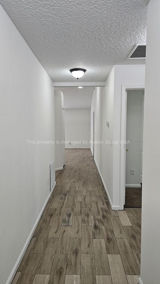 Building Photo - 9453 Thorn Glen Rd