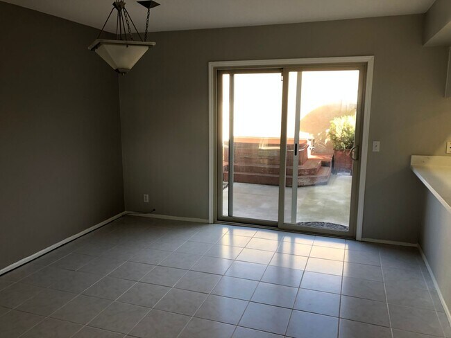 Foto del edificio - Wonderful 3 Bed, 1.5 Bath Upgraded Condo with Lots of Amenities