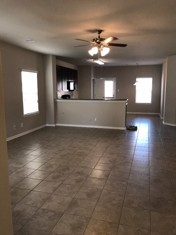 Building Photo - 11 Desert Sun Ct