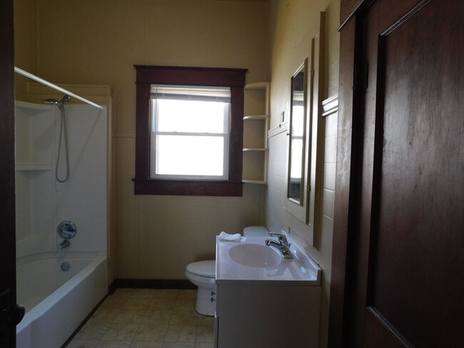 Building Photo - Cute 2 Bedroom 1 Bathroom House