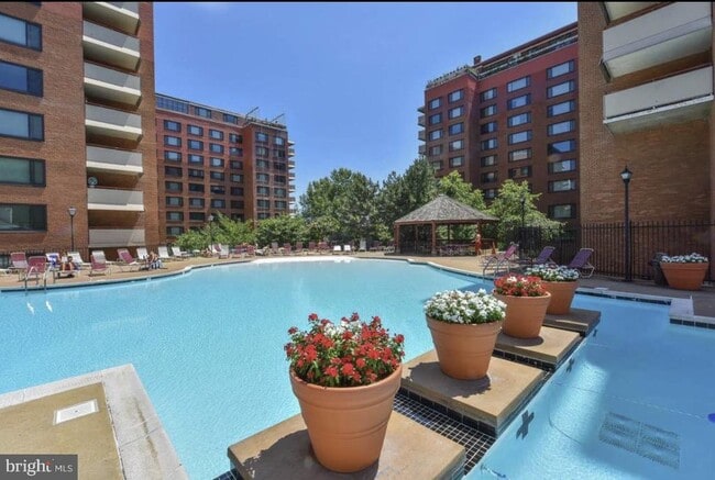 Foto del edificio - 1121 Arlington Blvd