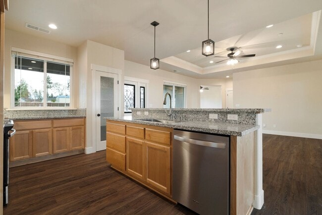 Foto del edificio - Charming 2-Bedroom, 2-Bath Home with Garage and Office/Den in Paradise, CA!