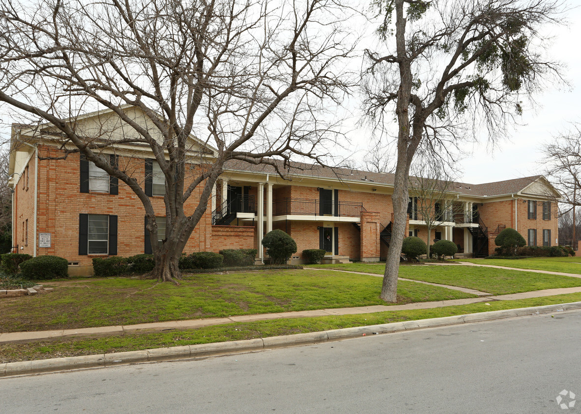 Primary Photo - Colonial Gardens Condominiums