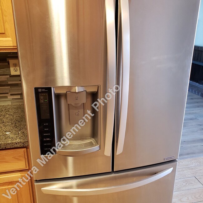 Foto del edificio - 860 Laurel Park Cir