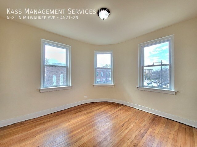 Foto del edificio - 4521 N Milwaukee Ave