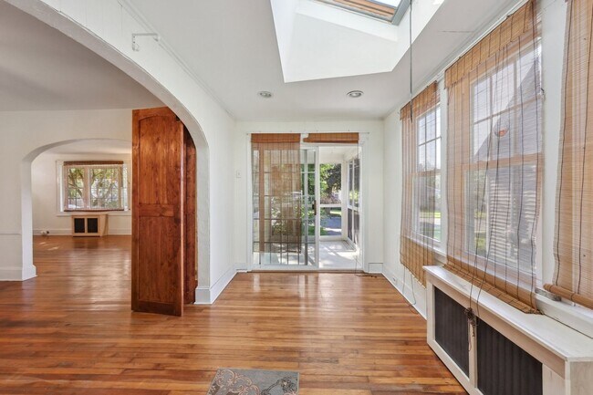 Foto del edificio - Enchanting Dutch Colonial in heart of Para...