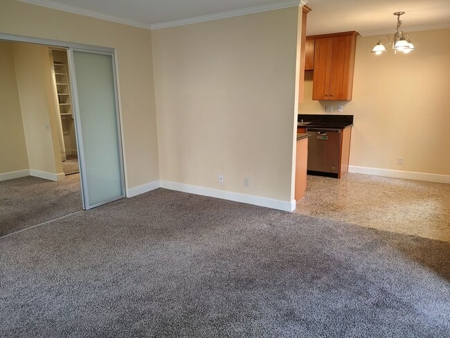 Building Photo - Villa La Jolla Condo in the Heart of it All!