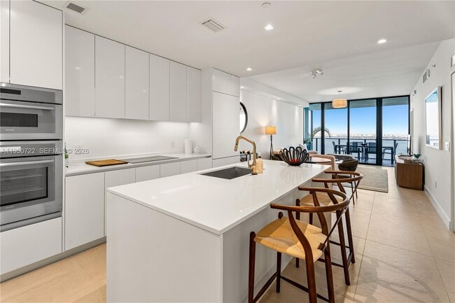 Foto del edificio - 700 NE 24th St