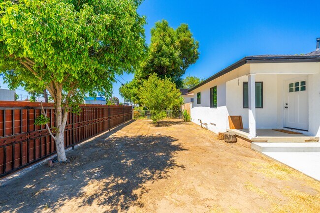 Foto del edificio - 7512 Woodley Ave