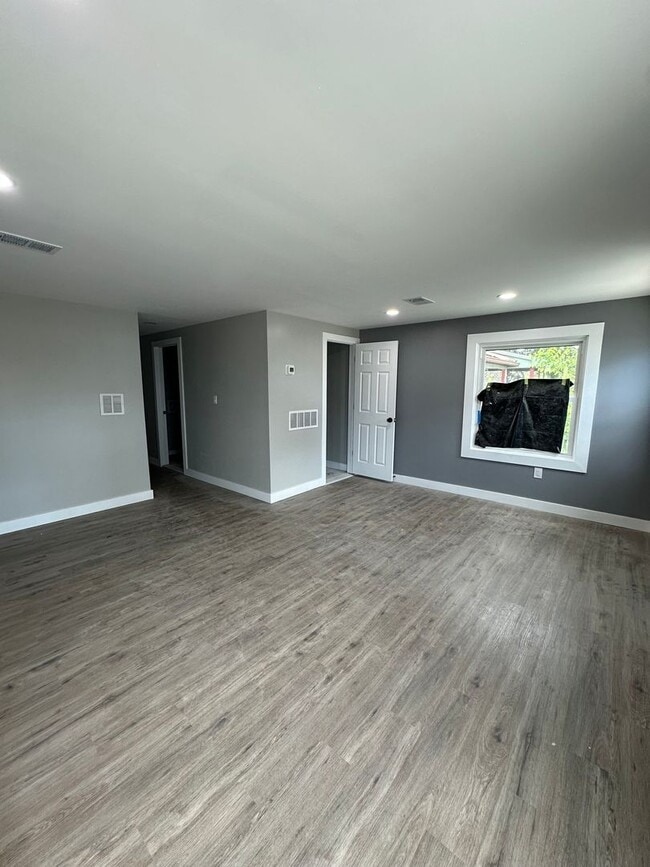 Building Photo - Newly renovated 3 Bed, 1 Bath in Marcus Hook